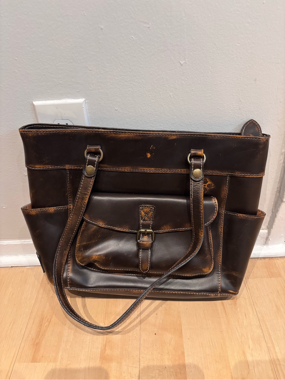 Large Distressed Italian Leather  Shoulder bag Patricia Nash Zip